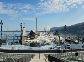 Heute findet die letzte Aufführung DER FREISCHÜTZ im Sommer 2025 statt. Mit morgigem Tag beginnt schon der Abbruch des bestehenden Bühnenbildes und Vorbereitungen für Neues auf der Seebühne, Bregenz.