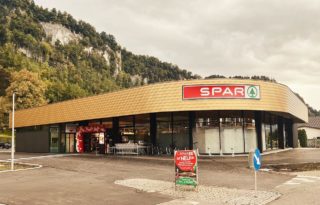 Fertigstellung SPAR-Markt Hohenems, Schwefel. Das Gebäude wurde im Innen- und Außenbereich grundlegend saniert, umgebaut und erweitert. Diese Woche konnte der Einkaufsmarkt termingerecht wiedereröffnen.
