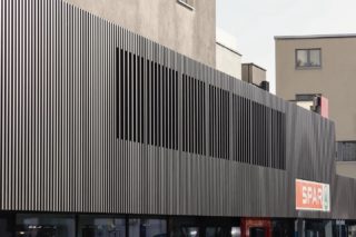 Fassade Spar Einkaufsmarkt Hohenems, Zentrum. Foto: Florian Strigel, Dornbirn. Ausführung: Schlosserei Kalb GmbH, Dornbirn.