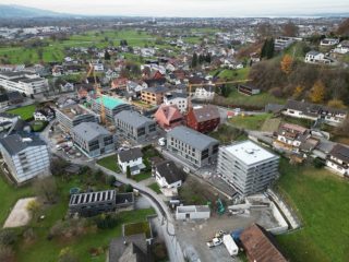 QAR - Quartier am Rickenbach, Wolfurt. Baufortschritt aus der Luft, November 2025. Unser Büro zeichnet bei diesem besonderen Bauvorhaben für die Örtliche Bauaufsicht samt Kostenermittlungsgrundlagen verantwortlich.