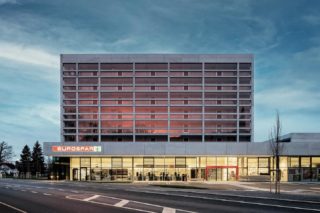 schöne Fotoaufnahme vom Geschäfts- und Wohnhaus „Rose-Areal“, Dornbirn. Unser Büro durfte bei diesem Projekt die Örtliche Bauaufsicht samt Kostenermittlungsgrundlagen und geschäftlicher Oberleitung ausführen. Bauzeit 2022-2024. Darko Todorovic, Fotografie.